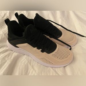 NWB APL Women’s Techloom Tracer in Beach/Black/White in size 8